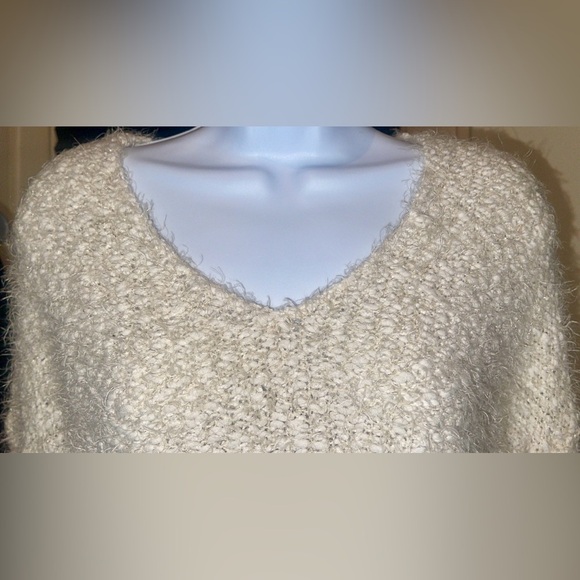 Abercrombie & Fitch V-Neck Fuzzy Sweater metallic threadingXS/S - Picture 3 of 13